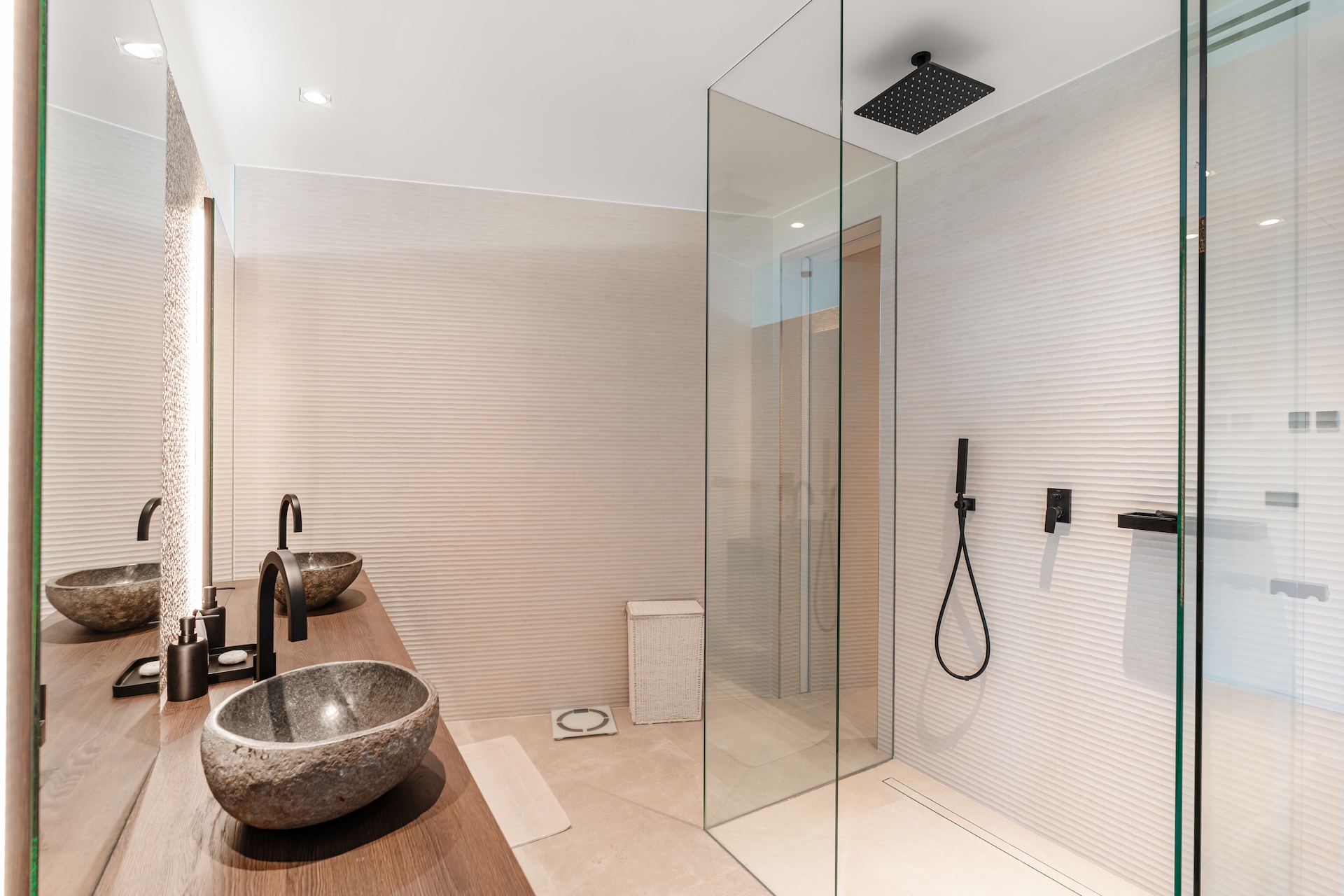 Resa Estates luxury vila Can Furnet modern Villa moderna bathroom 6.jpg